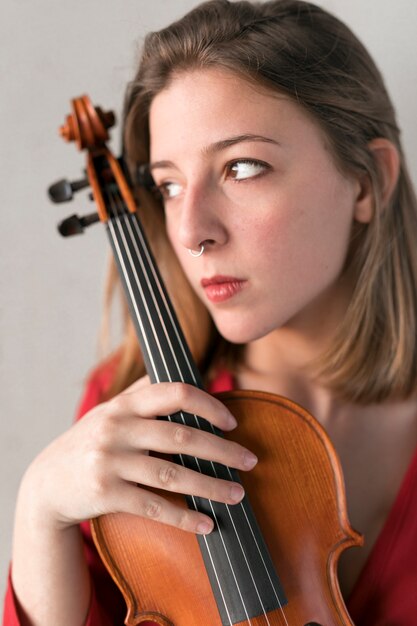 ヴァイオリンと女性ヴァイオリニストの肖像画