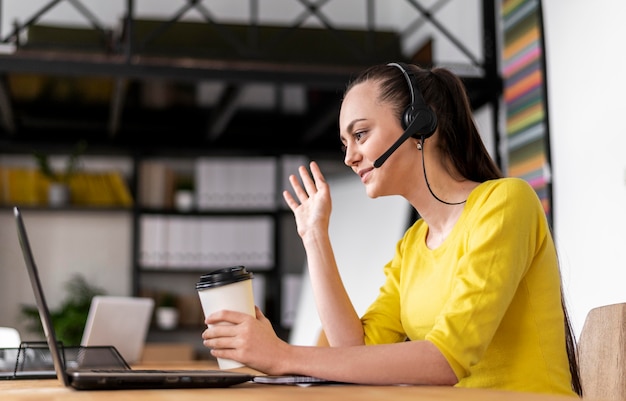 Foto gratuita ritratto femminile al lavoro con videochiamata