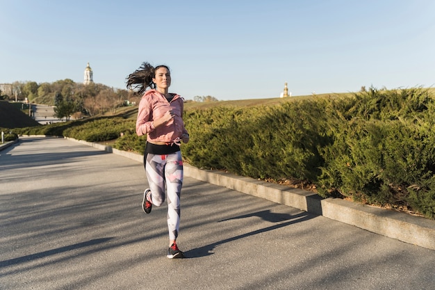 Free photo portrait of fit woman jogging outdoor