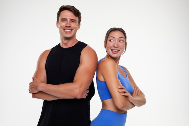 Ritratto di giovane uomo e donna in forma che si allenano per il bodybuilding