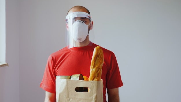 Free photo portrait of food delivery man with mask during covid-19.