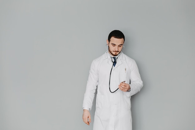 Free photo portrait of a friendly doctor isolated on gray