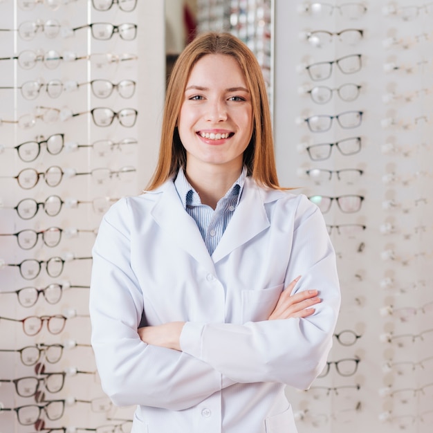 Free photo portrait of friendly female optometrist