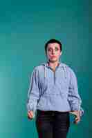 Free photo portrait of frightened woman with short hair having nervous reaction during fashion shot in studio. afraid caucasian female with terrified facial expression posing over isolated background