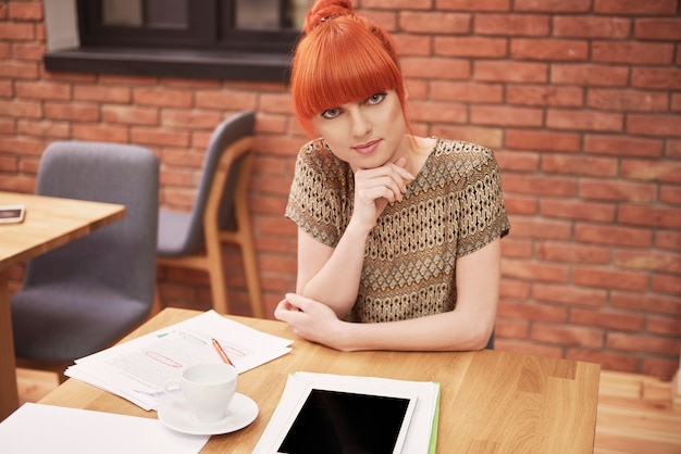 Free photo portrait of ginger woman at the office