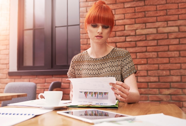 Free photo portrait of ginger woman at the office