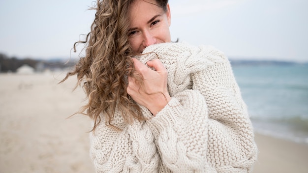 Foto gratuita ritratto di una ragazza su una spiaggia