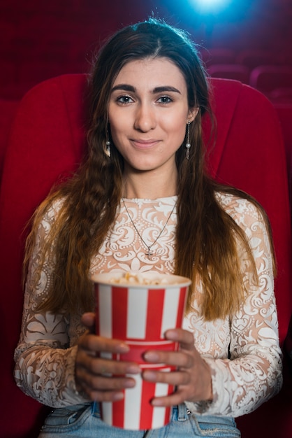 Free photo portrait of girl in cinema