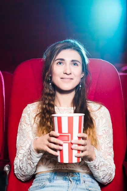 Foto gratuita ritratto di ragazza nel cinema