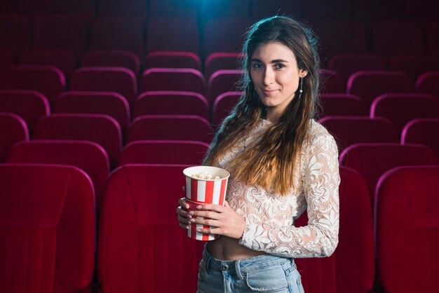 Foto gratuita ritratto di ragazza nel cinema