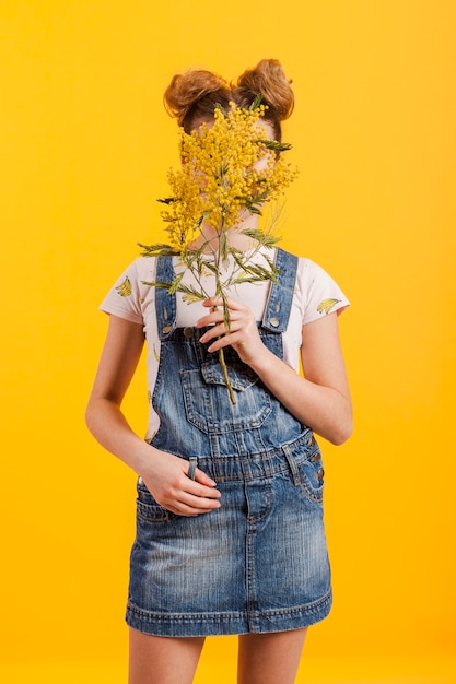 Foto gratuita fronte della copertura della ragazza del ritratto con i rami dei fiori