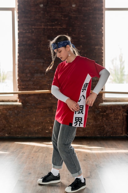 Free photo portrait of a girl dancing in the studio