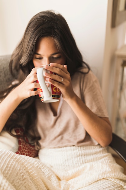 Foto gratuita ritratto di una ragazza che beve caffè dalla tazza