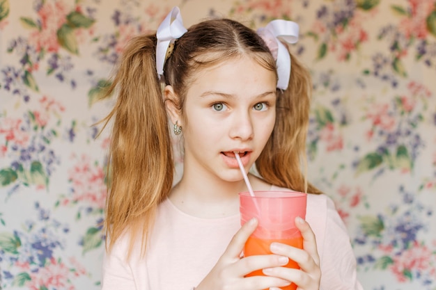 Free photo portrait of a girl drinking juice