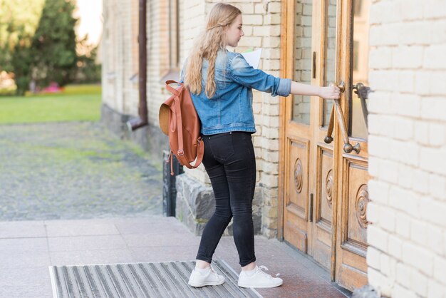 学校の前で女の子の肖像画