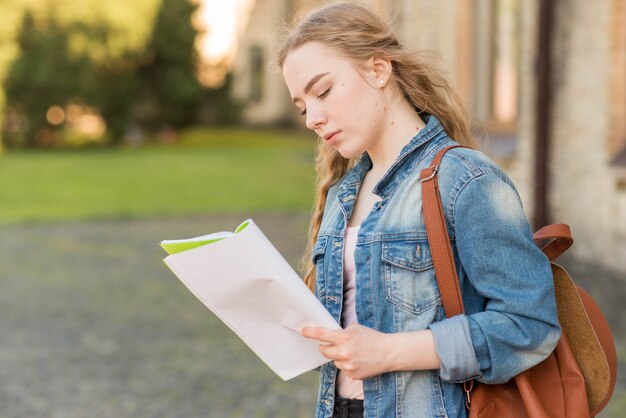 学校の前で女の子の肖像画