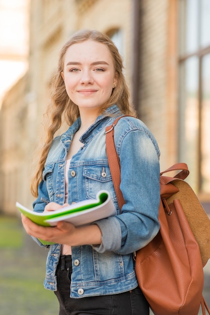 学校の前で女の子の肖像画