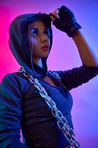 Free photo portrait of girl in hoodie holding chain