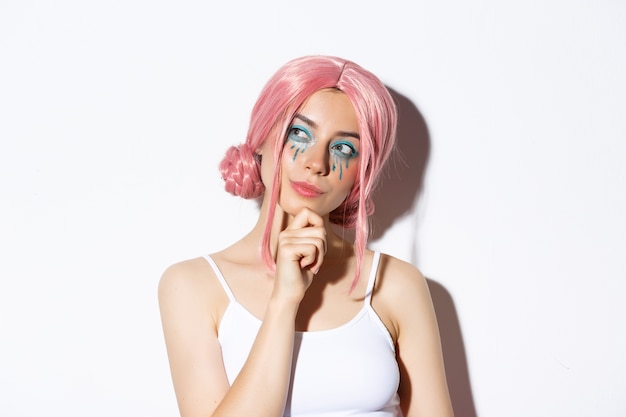 Free photo portrait a girl in a pink short wig