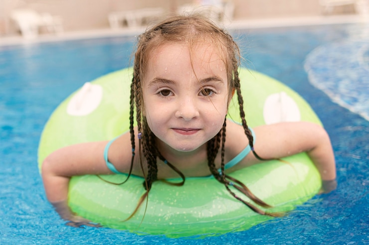 Free Photo portrait girl in pool float