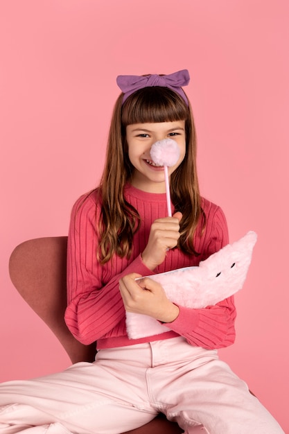 Free photo portrait of girl posing with notebook