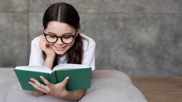 Free photo portrait girl reading