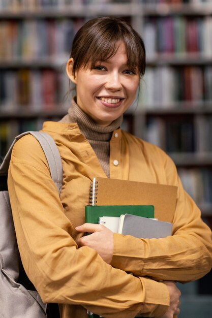 大学図書館の女の子の肖像画