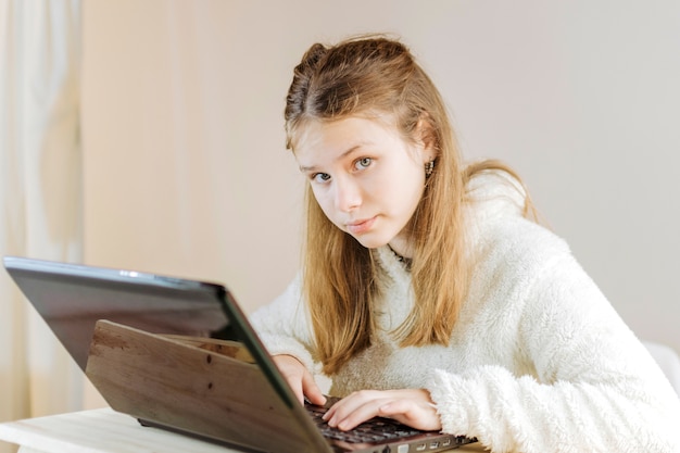 Free photo portrait of a girl using laptop