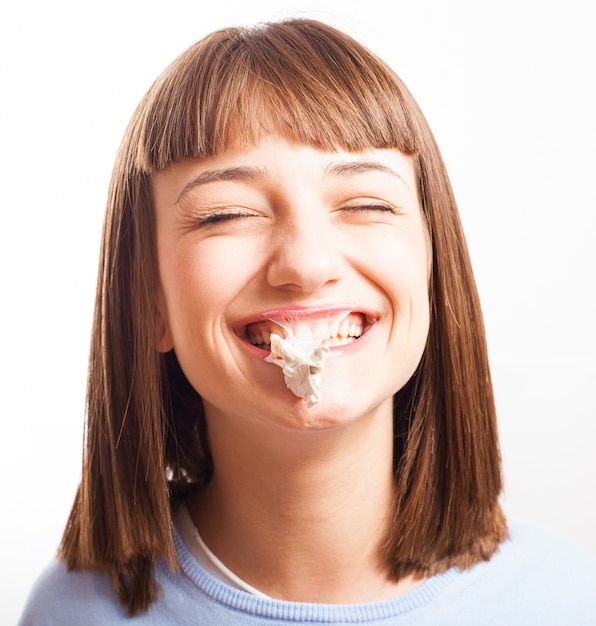 Free photo portrait of girl with a chewing gum