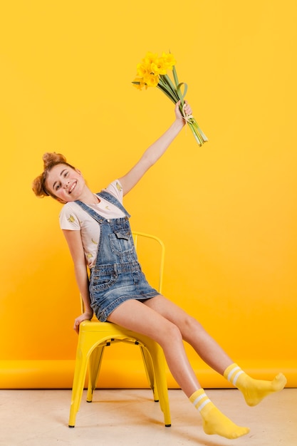 Free photo portrait girl with flowers