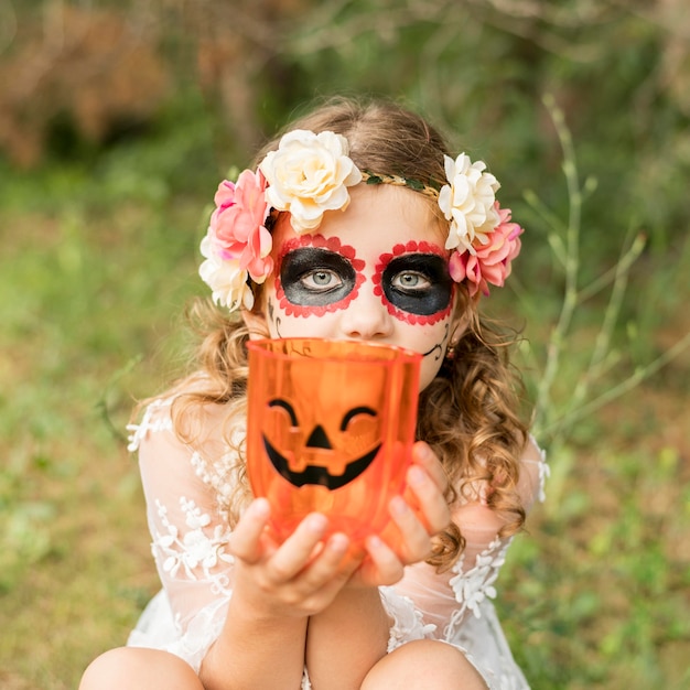 Free photo portrait girl with halloween costume