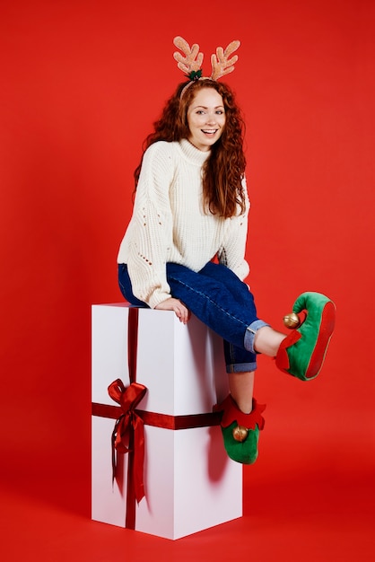 Free photo portrait of girl with huge christmas present