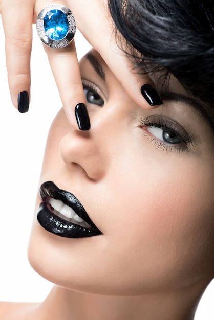 Ritratto di unghie, labbra e occhi della donna glamour dipinti di colore nero