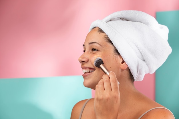 Free photo portrait of a gorgeous woman using a make-up brush