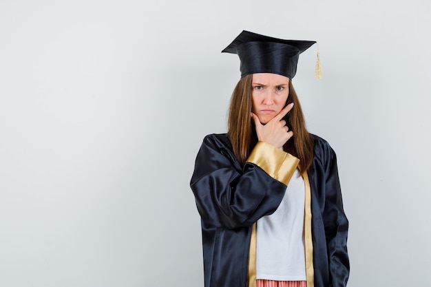 カジュアルな服装で顎に手をつないでいる大学院生の女性の肖像画、制服と意地悪な正面図