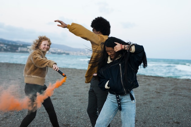 Free photo portrait of group of friends by the beach