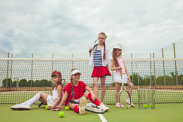 테니스 라켓을 들고 테니스 선수로 여자의 그룹의 초상화