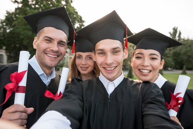 Free photo portrait of group of students celebrating their graduation
