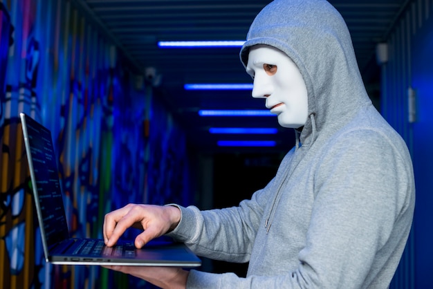 Free photo portrait of hacker with mask