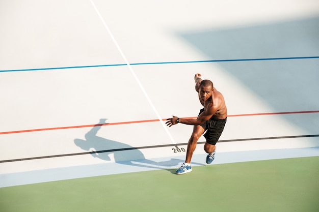 Free photo portrait of a half naked healthy sportsman starting to run