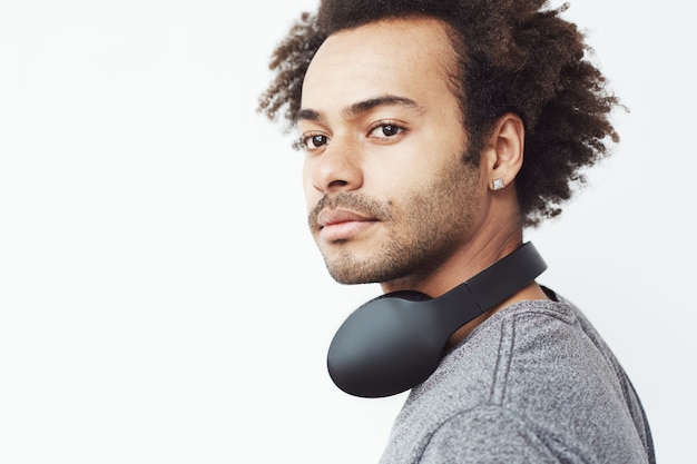 Free photo portrait of handsome african with headphones