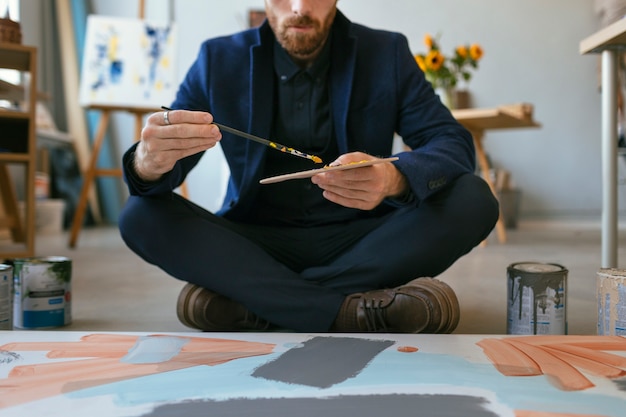 Free photo portrait of handsome bearded man in an art studio