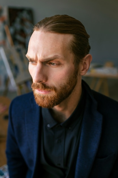 Free photo portrait of handsome bearded man in suit