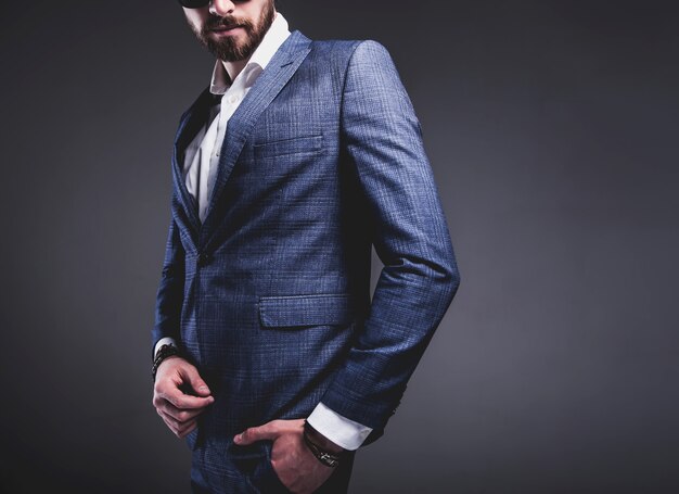 Портрет красивый модный стильный битник бизнесмен модель, одетая в элегантный синий костюм на сером