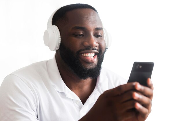 Free photo portrait of handsome man listening to music