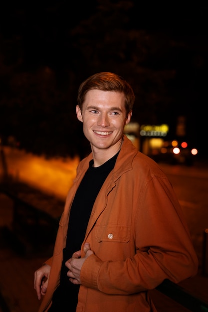 Free photo portrait of a handsome man at night