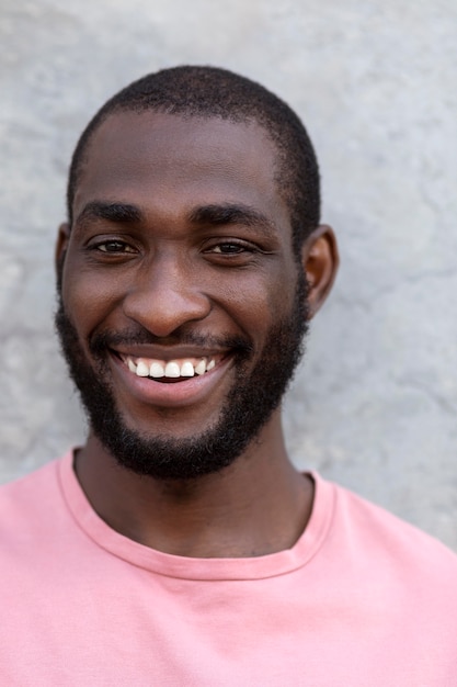 Free photo portrait of handsome man outdoors