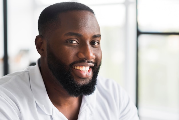 Free photo portrait of handsome man smiling