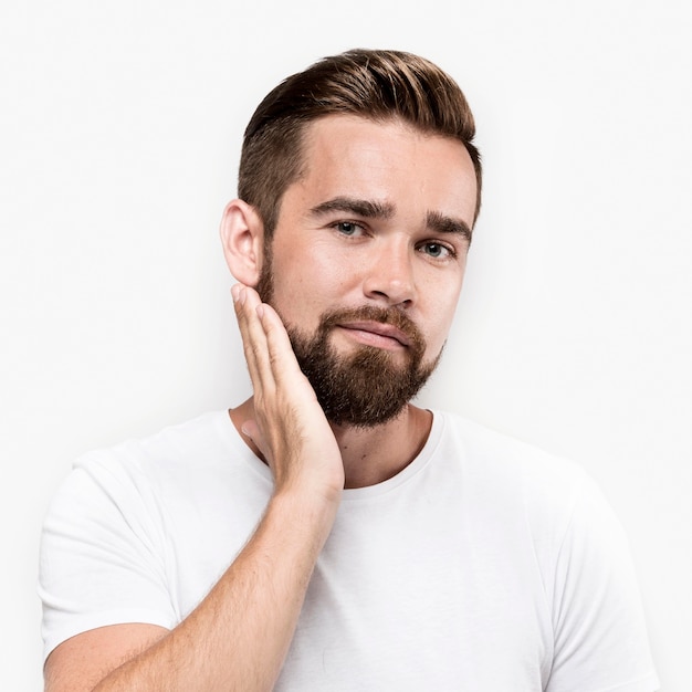 Free photo portrait of handsome man smiling