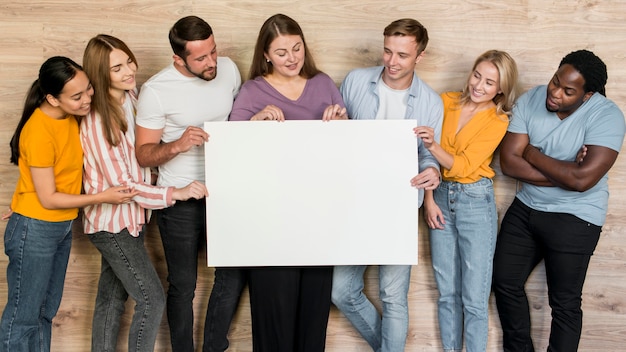 Foto gratuita ritratto di uomo bello sorridente